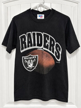 Locker Line Vintage 1996 Oakland Raiders NFL Football T-Shirt Football Tee Black
